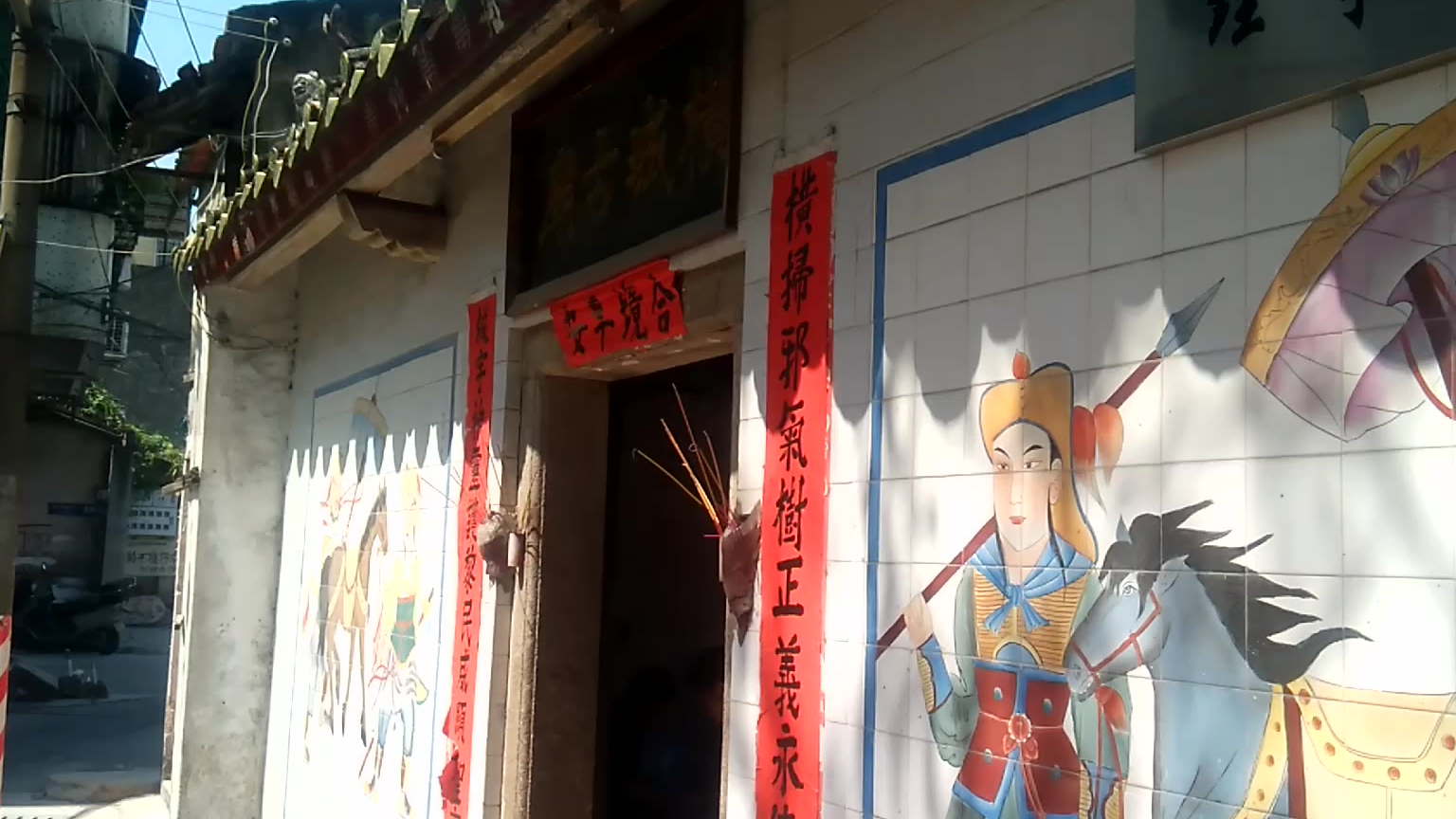 实拍古庙门口社戏